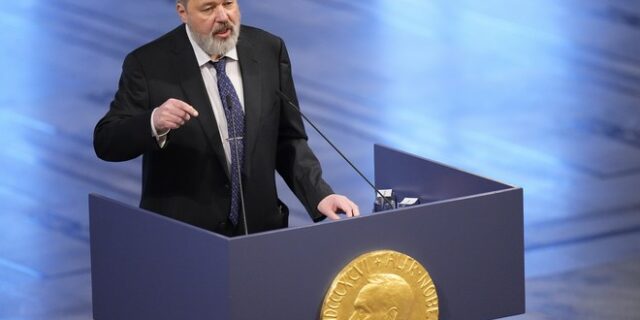 Ρωσία: Ο νομπελίστας δημοσιογράφος Μουράτοφ δωρίζει το μετάλλιό του για να στηριχθούν οι Ουκρανοί πρόσφυγες