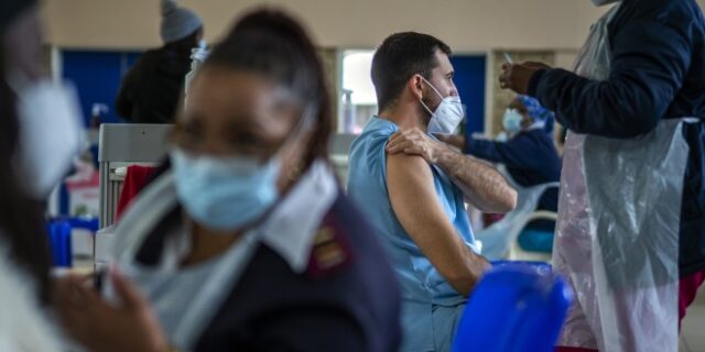 Μετάλλαξη Όμικρον: Μειώνει την αποτελεσματικότητα των εμβολίων – Απαραίτητη η 3η δόση