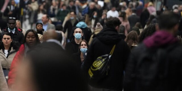 ΠΟΥ: Ραγδαία εξάπλωση της Όμικρον σε περιοχές με μετάδοση στην κοινότητα – Διπλασιάζεται σε 1,5 με 3 ημέρες