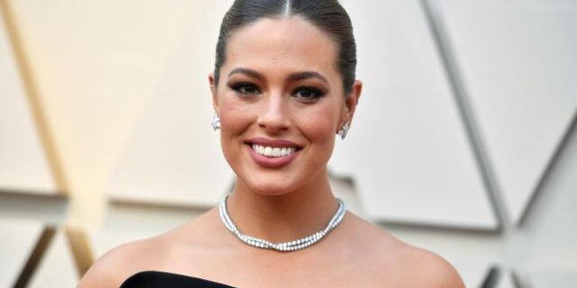 Ashley Graham: Ποζάρει γυμνή σε προχωρημένη εγκυμοσύνη – Το θετικό μήνυμα για τις ραγάδες της