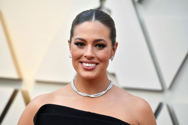 Ashley Graham: Ποζάρει γυμνή σε προχωρημένη εγκυμοσύνη – Το θετικό μήνυμα για τις ραγάδες της