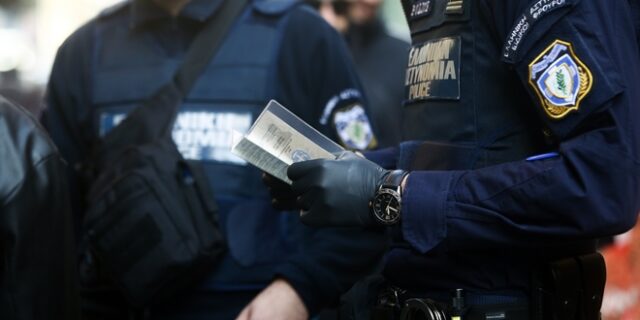 Κύκλωμα με πλαστά διαβατήρια: Βρήκαν 320.000€ στο χρηματοκιβώτιο διοικητή – Συλλήψεις αστυνομικών