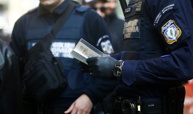 Κύκλωμα με πλαστά διαβατήρια: Βρήκαν 320.000€ στο χρηματοκιβώτιο διοικητή – Συλλήψεις αστυνομικών