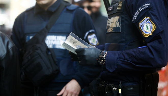 Κύκλωμα με πλαστά διαβατήρια: Βρήκαν 320.000€ στο χρηματοκιβώτιο διοικητή – Συλλήψεις αστυνομικών