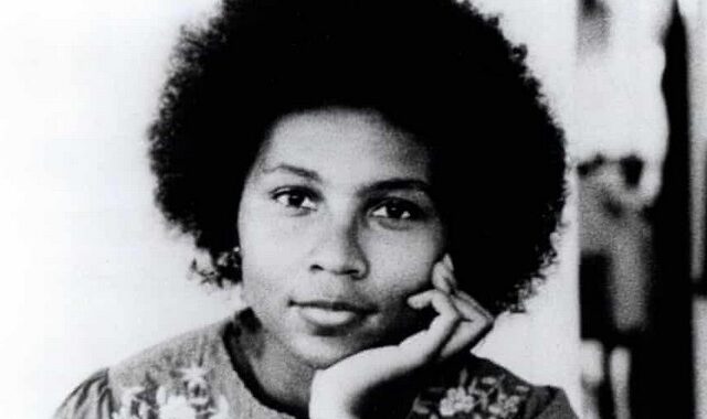 Πέθανε η συγγραφέας και φεμινίστρια bell hooks