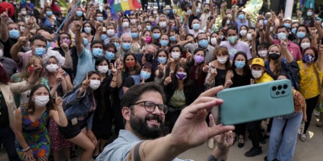 Γκαμπριέλ Μπόριτς: Ο αριστερός millennial ηγέτης της Χιλής που “θα θάψει την κληρονομιά του Πινοσέτ”