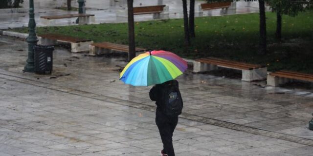 Καιρός: Πολλές βροχές μέχρι τα μέσα της εβδομάδας – Καλές θερμοκρασίες για την εποχή