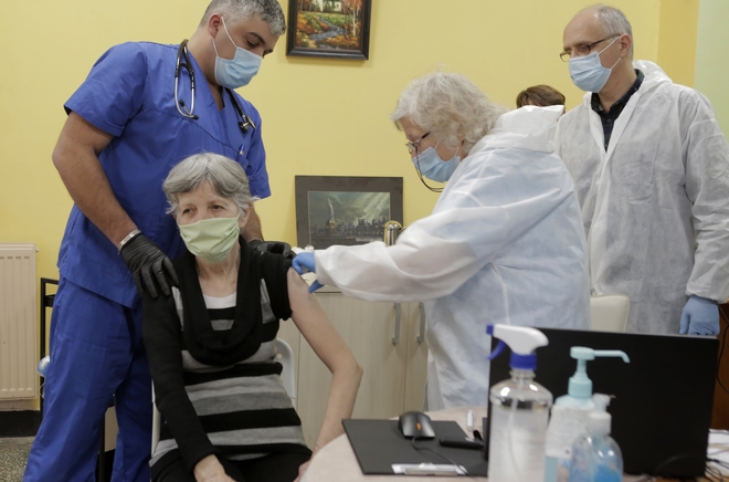 Βουλγαρία: Αυξάνουν τις συντάξεις για να εμβολιαστούν οι ηλικιωμένοι