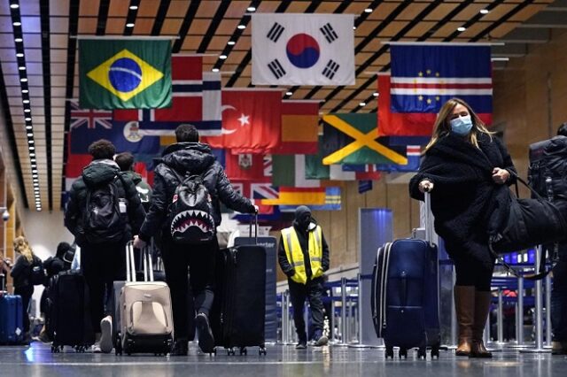 Μετάλλαξη Όμικρον: Ακυρώθηκαν πάνω από 7.000 πτήσεις – Χάος στα αεροδρόμια