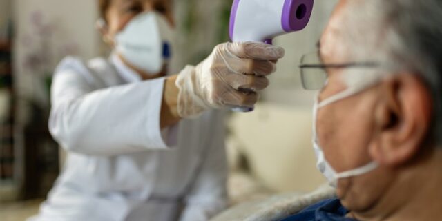 Κορονοϊός: Το πρώτο σύμπτωμα δείχνει ποια μετάλλαξη φέρει ο ασθενής