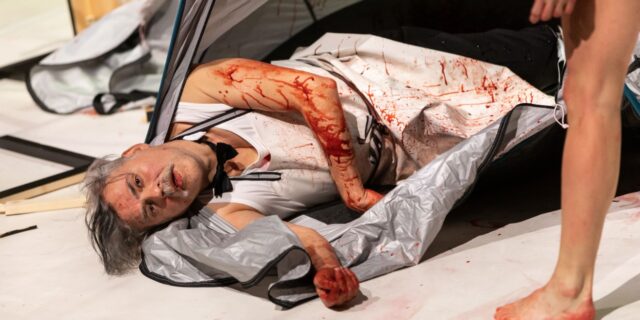 Είδαμε το “Cry” της Λένας Κιτσοπούλου- Και το θέατρο Τέχνης “πνίγηκε” στο αίμα