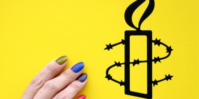 Κρατάμε το κερί αναμμένο