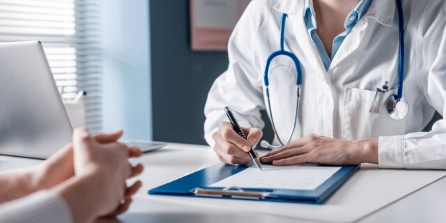 Θεσσαλονίκη: Παρίστανε τη γιατρό και “πουλούσε” θεραπεία για τον κορονοϊό