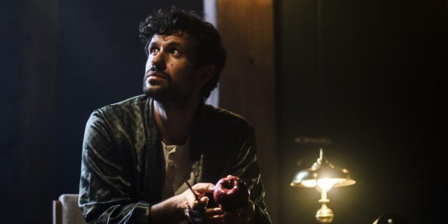 Είδαμε τη “Μηχανή του Τούρινγκ” με τον Ορφέα Αυγουστίδη – Και μπήκαμε στο μυαλό μιας ιδιοφυίας