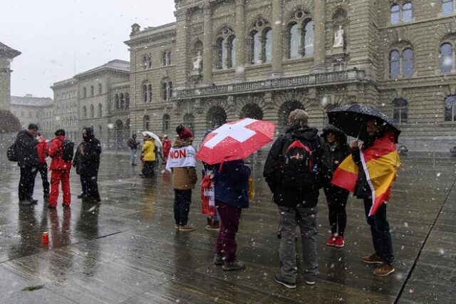 Ελβετία: 2.000 άτομα σε καραντίνα μετά από δύο κρούσματα της μετάλλαξης “Όμικρον”