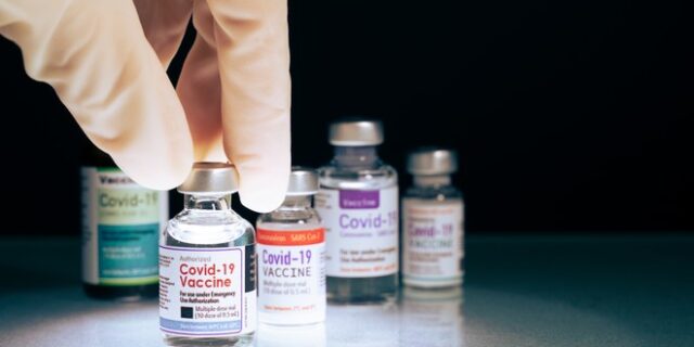 Moderna vs Pfizer: Ποιο εμβόλιο παρέχει μεγαλύτερη προστασία κατά του κορονοϊού