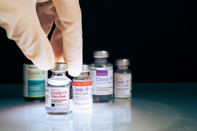 Moderna vs Pfizer: Ποιο εμβόλιο παρέχει μεγαλύτερη προστασία κατά του κορονοϊού