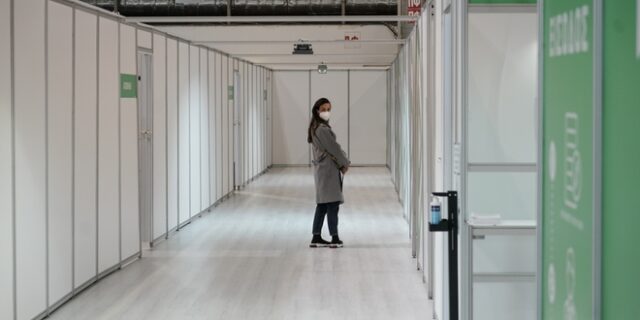Εμβόλιο κορονοϊού: Γιατί μειώθηκε ο χρόνος για την τρίτη δόση – Τα κενά της απόφασης