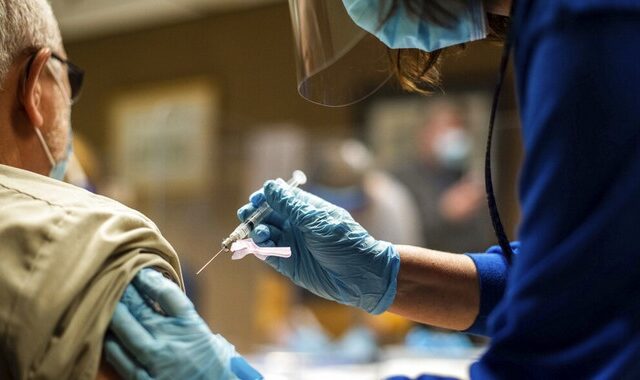 Εμβόλιο κορονοϊού: Ανοίγει σήμερα η πλατφόρμα για την 4η δόση για τους άνω των 70 ετών