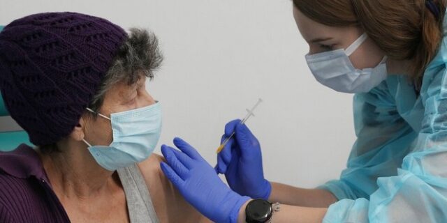 Μετάλλαξη Όμικρον: Η αναμνηστική δόση προστατεύει κατά 85% από σοβαρή νόσηση δείχνει έρευνα