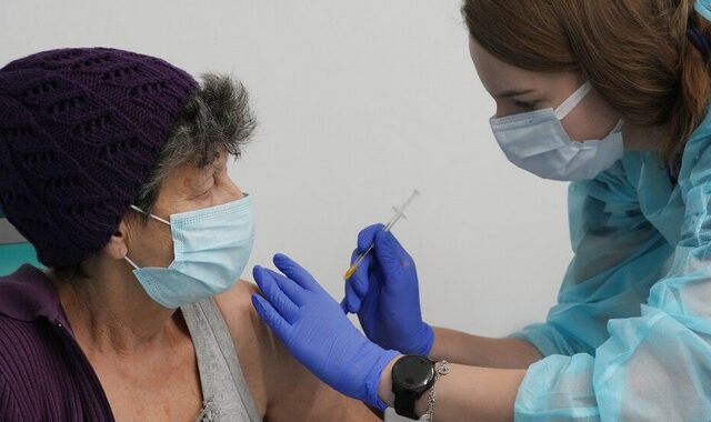 Μετάλλαξη Όμικρον: Η αναμνηστική δόση προστατεύει κατά 85% από σοβαρή νόσηση δείχνει έρευνα