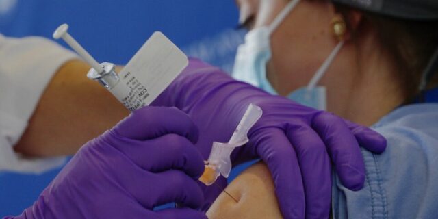 ΠΟΥ για μετάλλαξη Όμικρον: “Να μην αμφιβάλουμε για την προστασία των εμβολίων”