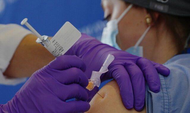 ΠΟΥ για μετάλλαξη Όμικρον: “Να μην αμφιβάλουμε για την προστασία των εμβολίων”