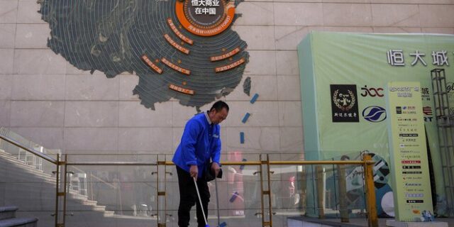 Evergrande: Σε καθεστώς “επιλεκτικής χρεοκοπίας” από την Fitch