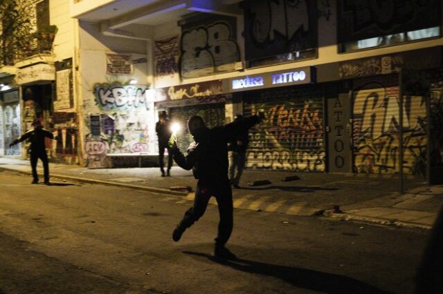 Γρηγορόπουλος: Χημικά και πετροπόλεμος στα Εξάρχεια – 8 συλλήψεις, ένας αστυνομικός τραυματίστηκε