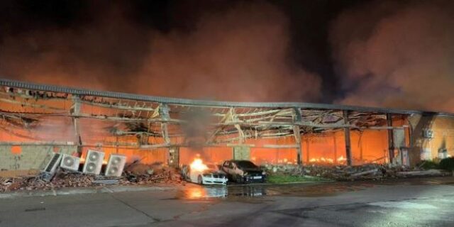 Βρετανία: Μεγάλη φωτιά σε αποθήκη στο Γουλβερχάμπτον