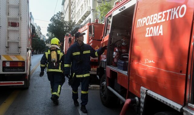 Θεσσαλονίκη: Φωτιά σε σκεπή διώροφης κατοικίας