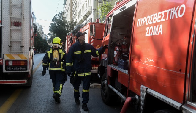 Θεσσαλονίκη: Φωτιά σε σκεπή διώροφης κατοικίας