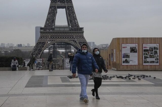 Γαλλία: Στην Όμικρον οφείλεται πάνω από ένα στα τρία κρούσματα στο Παρίσι