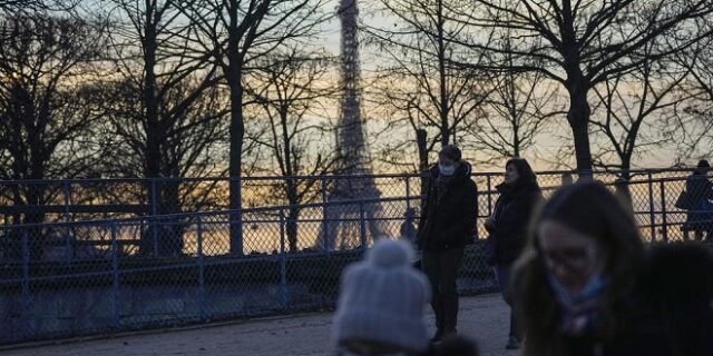 Γαλλία: Ανοιχτό το ενδεχόμενο υποχρεωτικού εμβολιασμού για όλους