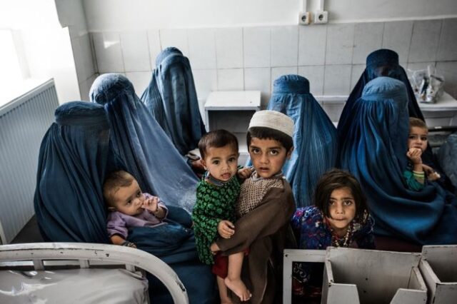 Αφγανιστάν: Συγκλονιστική μαρτυρία γυναίκας γιατρού – “Ήταν έγκυος, η σφαίρα είχε χτυπήσει το μωρό της”