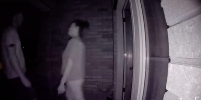 Έπιασε τον σύζυγό της από κάμερα ασφαλείας να την απατάει στην πόρτα του σπιτιού τους