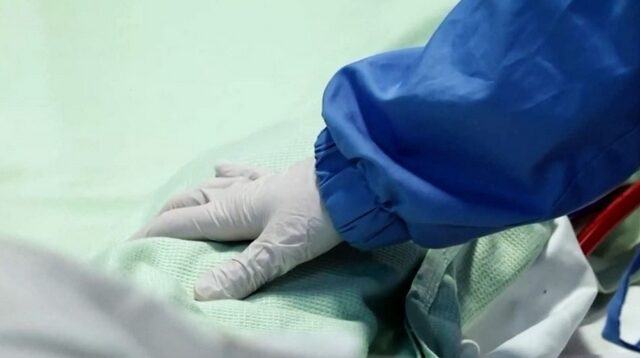 Συγκλονίζει η μαρτυρία νοσηλεύτριας: “Ασθενής μού ζήτησε να πω ένα τραγούδι στη γυναίκα του, λίγο πριν πεθάνουν”