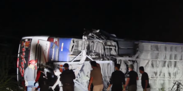 Τραγωδία στον Ισημερινό: 18 νεκροί και 25 τραυματίες σε τροχαίο