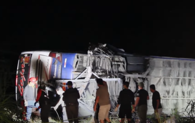 Τραγωδία στον Ισημερινό: 18 νεκροί και 25 τραυματίες σε τροχαίο