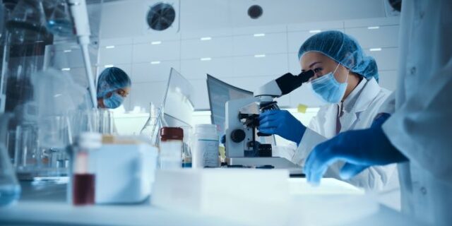 Μετάλλαξη Όμικρον:  Μεγάλη ικανότητα διαφυγής από τα αντισώματα, δείχνουν νέες έρευνες