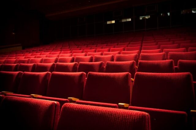 Πολιτισμός: Τι προβλέπει η ΚΥΑ για τη στήριξη σε θέατρα, μουσικές σκηνές και κινηματογράφους για το 2021
