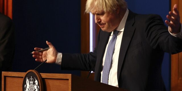 Βρετανία: Ο Τύπος κατακεραυνώνει τον Τζόνσον