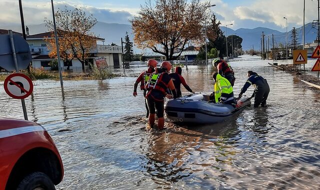 Κακοκαιρία: Μία νεκρή και τεράστιες καταστροφές – Προς τα νησιά του Αιγαίου κινείται το κύμα