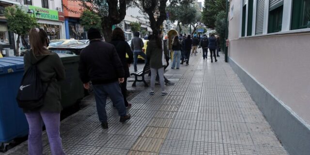 Ουρές για rapid test σε Αθήνα και Θεσσαλονίκη