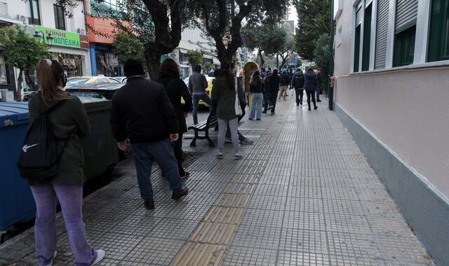 Ουρές για rapid test σε Αθήνα και Θεσσαλονίκη