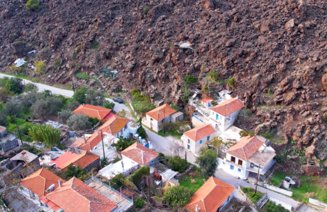 Καμμένη Χώρα: Το χωριό των Μεθάνων που είναι χτισμένο δίπλα στον κρατήρα του ηφαιστείου