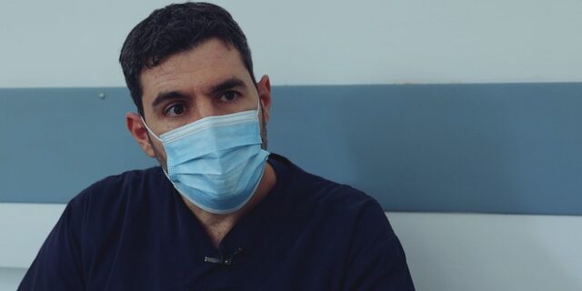 Ποιος έχει δίκιο για τις ΜΕΘ, ο εντατικολόγος ή ο πρωθυπουργός;