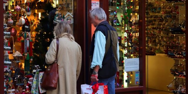 Χριστούγεννα 2021: Το εορταστικό ωράριο των καταστημάτων – Ποιες Κυριακές θα είναι ανοιχτά
