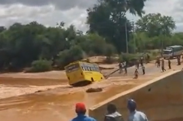 Τραγωδία στην Κένυα: Η στιγμή που λεωφορείο παρασύρεται από ορμητικό ποτάμι – Τουλάχιστον 20 νεκροί