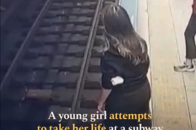 Βίντεο σοκ: Γυναίκα στην Τουρκία πηδάει στις γραμμές του μετρό πριν έρθει ο συρμός αλλά δεν παθαίνει τίποτα